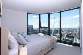 11D Stunning water and skyline view 2 Bedroom Apt with Free parking